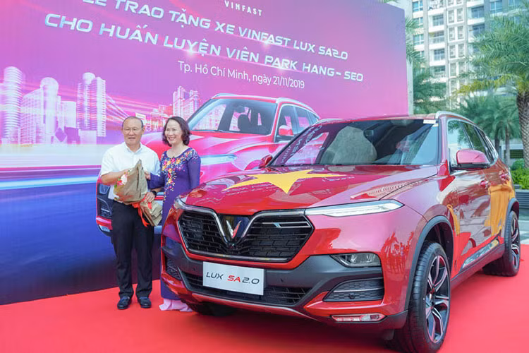 Xe sở hữu các trang bị và tính năng an toàn cao cấp như hệ thống 6 túi khí, chống bó cứng phanh (ABS), phân phối lực phanh điện tử (EBD), hỗ trợ phanh khẩn cấp (BA), cân bằng điện tử (ESC), chống trượt (TCS), hỗ trợ khởi hành ngang dốc (HSA), camera 360 độ quanh thân xe…, VinFast Lux SA2.0 đã nhận được chứng chỉ an toàn 5 sao của ASEAN NCAP.