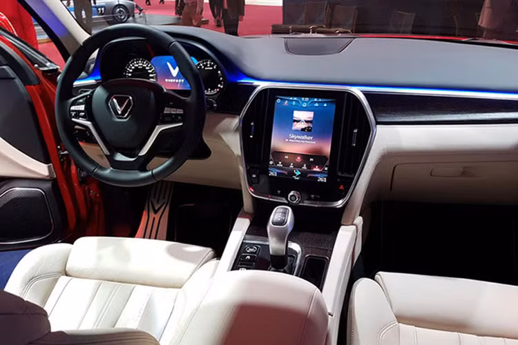 Nội thất của VinFast LUX SA2.0 toát lên vẻ sang trọng và công nghệ cao nhờ ứng dụng chất liệu da bọc ở táp-lô và ghế xe. Chính giữa bảng điều khiển là màn hình của hệ thống giải trí với kích thước lớn, tích hợp cảm ứng, kết nối Android Auto và Apple CarPlay. Vô lăng của xe là loại 3 chấu khá thể thao và được bọc da, Bảng đồng hồ là loại analog kết hợp với màn hình màu TFT ở chính giữa,...