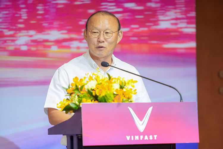 Tại lễ trao tặng xe Vinfast Lux SA2.0 cho HLV Park, ông chia sẻ "câu chuyện thành công của các thương hiệu ô tô Hàn Quốc và tin tưởng VinFast cũng sẽ giúp ngành công nghiệp ôtô Việt Nam cất cánh".