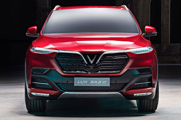 Trên thị trường Vinfast Lux SA2.0 ở cùng tầm tiền với các "đối thủ" thương hiệu châu Âu như Peugeot 5008 hay Volkswagen Tiguan Allspace. Dựa theo lộ trình mà VinFast công bố năm trước, dự kiến thương hiệu ôtô Việt Nam sẽ tiếp tục tiến hành điều chỉnh giá bán cao hơn trước trong thời gian sắp tới.