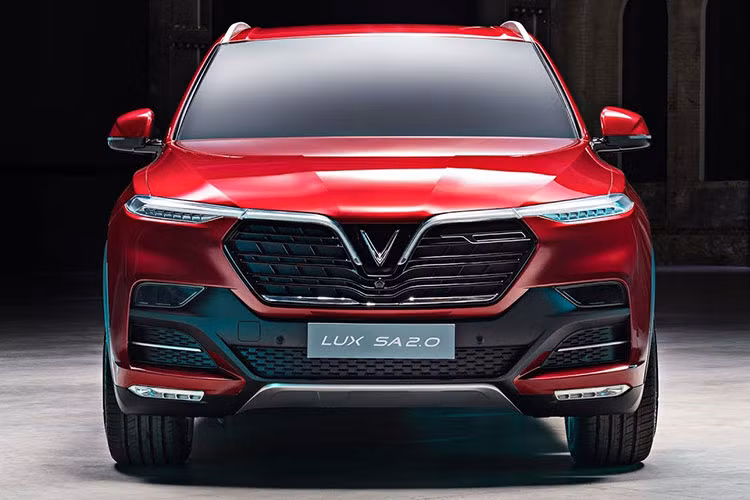 Trên thị trường Vinfast Lux SA2.0 ở cùng tầm tiền với các "đối thủ" thương hiệu châu Âu như Peugeot 5008 hay Volkswagen Tiguan Allspace. Dựa theo lộ trình mà VinFast công bố năm trước, dự kiến thương hiệu ôtô Việt Nam sẽ tiếp tục tiến hành điều chỉnh giá bán cao hơn trước trong thời gian sắp tới.