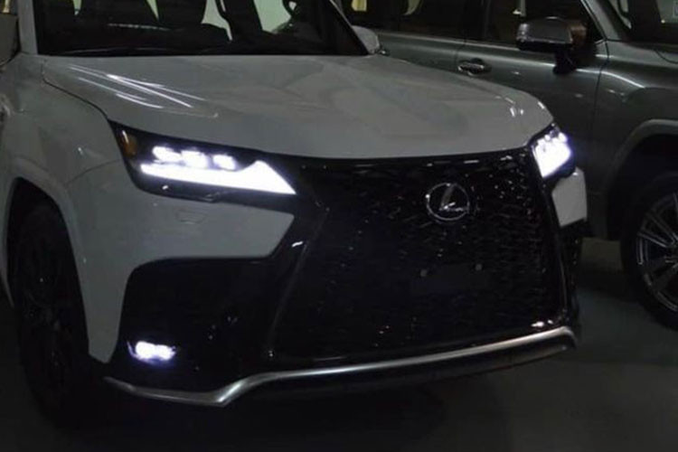 Ở phía sau, điểm nhấn đáng chú ý nhất chính là cụm đèn hậu mới nối liền nhau bởi một dải đèn LED mỏng. Cụm đèn chính cũng được tinh chỉnh nhưng vẫn mô phỏng chữ L cách điệu. Cản sau sở hữu phong cách hầm hố hơn. Phần thân xe bệ vệ hơn, mâm xe 10 chấu giống đời cũ nhưng được tinh chỉnh lại nhằm mang đến sự khác biệt. Bậc lên xuống gắn cố định 2 bên, phía trên có các đường gân chìm và nổi tạo điểm nhấn.