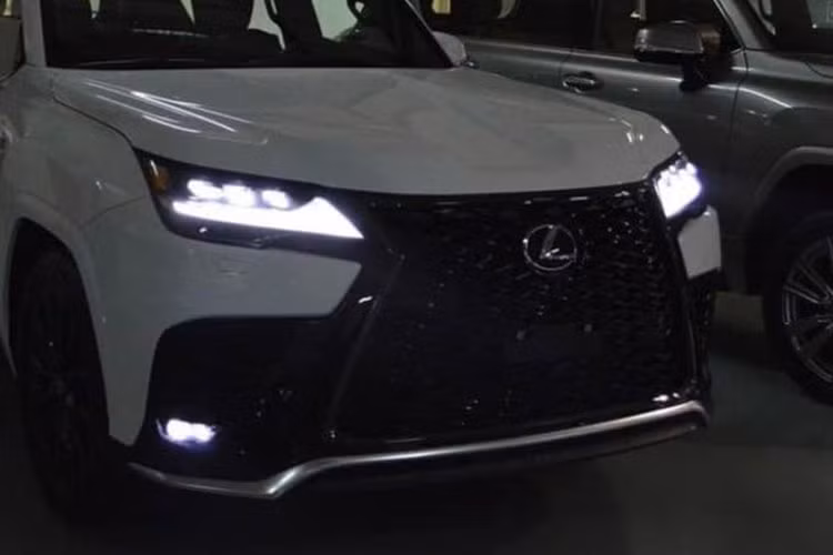 Ở phía sau, điểm nhấn đáng chú ý nhất chính là cụm đèn hậu mới nối liền nhau bởi một dải đèn LED mỏng. Cụm đèn chính cũng được tinh chỉnh nhưng vẫn mô phỏng chữ L cách điệu. Cản sau sở hữu phong cách hầm hố hơn. Phần thân xe bệ vệ hơn, mâm xe 10 chấu giống đời cũ nhưng được tinh chỉnh lại nhằm mang đến sự khác biệt. Bậc lên xuống gắn cố định 2 bên, phía trên có các đường gân chìm và nổi tạo điểm nhấn.