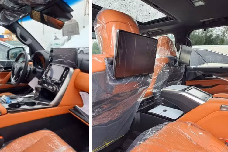 Lexus đã trang bị cho phiên bản cao cấp các tấm che nắng bên hông và cửa sổ, cùng với ghế ngồi êm ái có tựa đầu cong và tựa lưng bổ sung đệm. Cụm điều khiểm trung tâm tại khoang sau cũng sẽ có một màn hình cảm ứng để hành khách truy cập vào các chức năng sang trọng. Biến thể Lexus LX Ultra Luxury được trang bị thêm đèn đọc sách và hệ thống giải trí cho hàng ghế sau với màn hình kép là trang bị tiêu chuẩn.