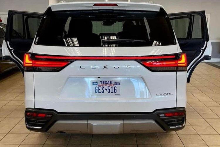 Hệ thống vận hành trên Lexus LX600 2022 còn có thêm bộ vi sai chống trượt giới hạn Torsen để có lực kéo tốt hơn từ trục sau. Biến thể F-Sport đi kèm với điều chỉnh riêng cho bộ giảm chấn trước và sau, cùng với bộ ổn định phía sau và các cài đặt khác nhau cho hệ thống treo biến thiên và hệ thống lái trợ lực điện.