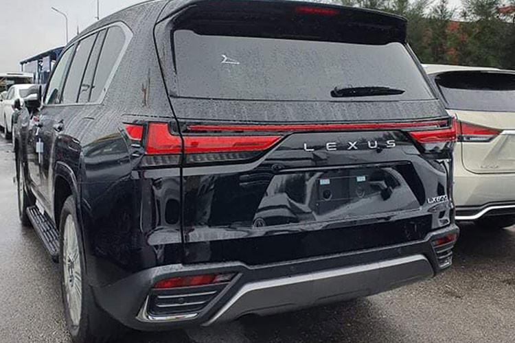 Mẫu xe SUV hạng sang Lexus LX 2022 được phát triển dựa trên nền tảng của "đàn anh" Toyota Land Cruiser LC300 nhưng có nhiều điểm tinh chỉnh để sang trọng và cao cấp hơn. Lexus LX hoàn toàn mới đã giảm trọng lượng của xe đến 200 kg so với bản tiền nhiệm.