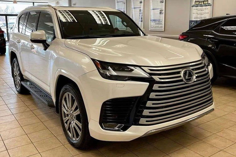 Theo tiết lộ, đây là mẫu xe SUV hạng sang Lexus LX 600 Ultra Luxury cao cấp nhất được một đại lý tư nhân Hà Nội nhập khẩu từ Mỹ với mức khởi điểm 127.345 USD (tương đương khoảng 2,9 tỷ đồng). Tuy nhiên, mức giá xe Lexus LX 600 2022 được chào bán ở Việt Nam có giá lên tới 11,5 tỷ đồng, tức cao hơn gần 4 lần.