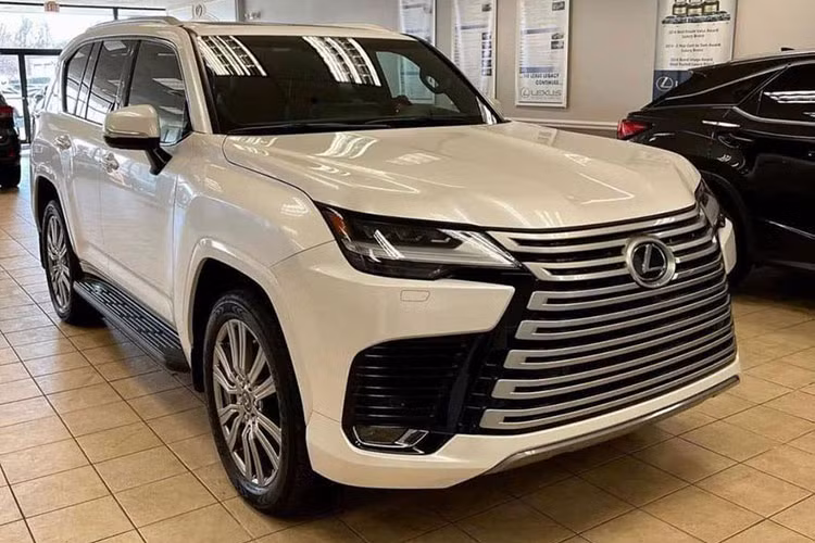 Theo tiết lộ, đây là mẫu xe SUV hạng sang Lexus LX 600 Ultra Luxury cao cấp nhất được một đại lý tư nhân Hà Nội nhập khẩu từ Mỹ với mức khởi điểm 127.345 USD (tương đương khoảng 2,9 tỷ đồng). Tuy nhiên, mức giá xe Lexus LX 600 2022 được chào bán ở Việt Nam có giá lên tới 11,5 tỷ đồng, tức cao hơn gần 4 lần.