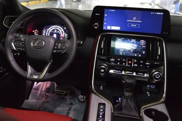 Nội thất xe giờ đây đã có bước chuyển mình mạnh mẽ. Giống như Toyota Land Cruiser, trung tâm cabin là màn hình kích thước 12,3 inch đặt nổi. Màn hình 7 inch phía dưới giúp truy cập nhanh vào cài đặt khí hậu và có thể hoạt động như một màn hình hỗ trợ cho lựa chọn đa địa hình bằng cách hiển thị nguồn cấp dữ liệu máy ảnh trên màn hình phía trên và dữ liệu địa hình trên màn hình nhỏ hơn.