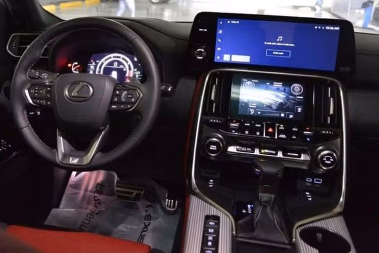 Nội thất xe giờ đây đã có bước chuyển mình mạnh mẽ. Giống như Toyota Land Cruiser, trung tâm cabin là màn hình kích thước 12,3 inch đặt nổi. Màn hình 7 inch phía dưới giúp truy cập nhanh vào cài đặt khí hậu và có thể hoạt động như một màn hình hỗ trợ cho lựa chọn đa địa hình bằng cách hiển thị nguồn cấp dữ liệu máy ảnh trên màn hình phía trên và dữ liệu địa hình trên màn hình nhỏ hơn.