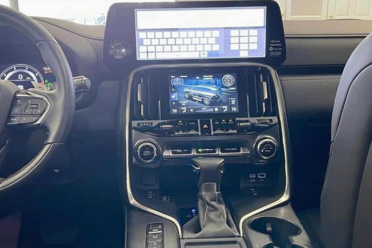 Màn hình phía sau vô-lăng cũng là dạng điện tử hiện đại. Lần đầu tiên kể từ khi Lexus LX ra đời vào năm 1995, xe được bố trí 4 chỗ ngồi với hàng ghế sau độc lập có thể ngả tới 48 độ để tạo sự thoải mái hơn. Ghế hành khách phía trước cũng có thể gập xuống chỉ bằng một nút bấm để có khoảng duỗi chân lớn hơn lên đến 110 cm và cũng có chỗ để chân có thể triển khai từ phía sau ghế trước.