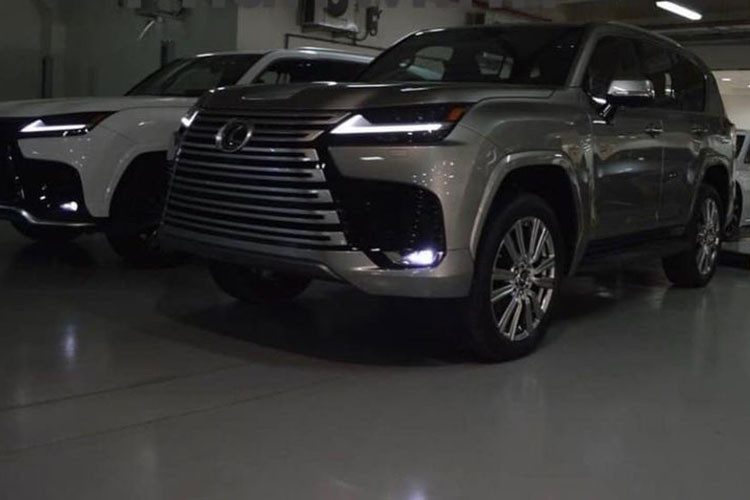 Đèn pha LED của xe với các cụm bóng lớn cùng đèn định vị sắc sảo thiết kế liền khối lưới tản nhiệt. Các hốc hút gió bên dưới làm từ nhựa màu đen tạo điểm nhấn. Lưới tản nhiệt hình con suốt cỡ lớn vẫn là điểm nhấn đáng chú ý nhất tại đầu xe. Tuy nhiên, thế hệ mới của Lexus LX đã được sử dụng các nan ngang kiểu mới trông tinh tế hơn.