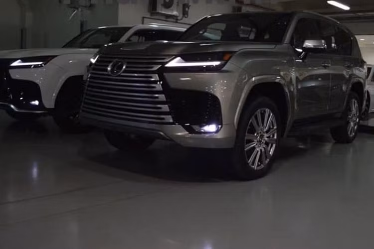 Đèn pha LED của xe với các cụm bóng lớn cùng đèn định vị sắc sảo thiết kế liền khối lưới tản nhiệt. Các hốc hút gió bên dưới làm từ nhựa màu đen tạo điểm nhấn. Lưới tản nhiệt hình con suốt cỡ lớn vẫn là điểm nhấn đáng chú ý nhất tại đầu xe. Tuy nhiên, thế hệ mới của Lexus LX đã được sử dụng các nan ngang kiểu mới trông tinh tế hơn.