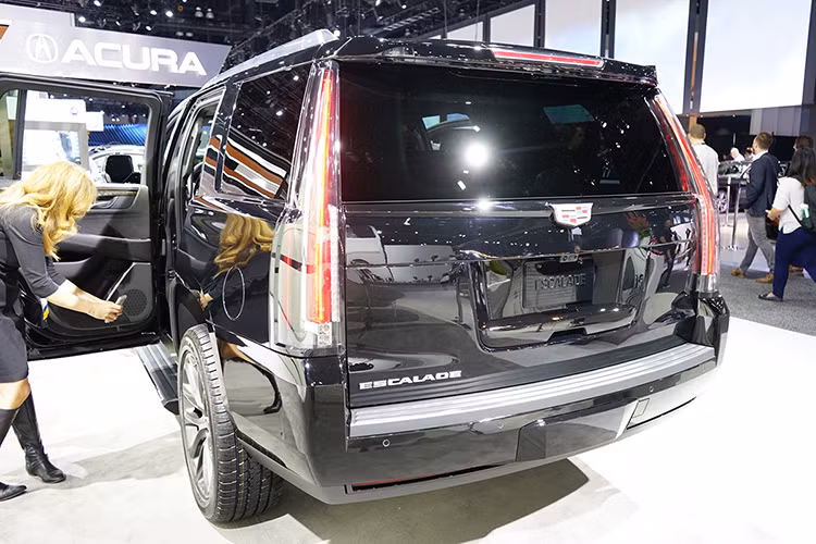 Hãng xe sang Cadillac sẽ nhận đơn hàng dành cho Escalade Sport Edition từ đầu quý tới. Giá xe Cadillac Escalade Sport rẻ nhất sẽ được bán ra từ 84.790 USD (tương đương khoảng 1,98 tỷ đồng). Xe cũng sẽ đến tay các khách hàng trong năm 2019.