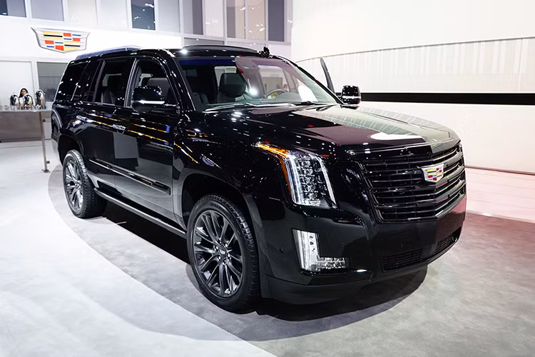 Mẫu xe SUV hạng sang Cadillac Escalade Sport Edition mới ra mắt tại thị trường Mỹ sẽ có ba biến thể gồm Luxury, Premium Luxury và Platinum (cao cấp nhất). Như vậy, sau hơn bốn năm kể từ Cadillac Escalade, hãng xe Mỹ mới ra mắt phiên bản đặc biệt - Sport Edition này.