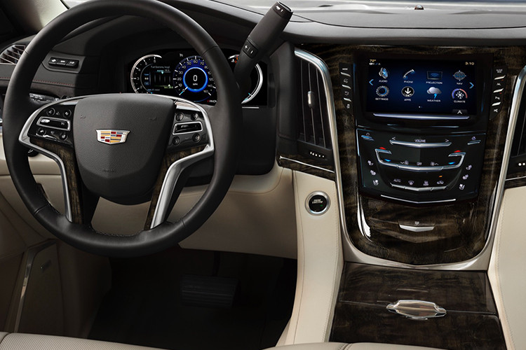 Ngoài ra, các khách hàng mua xe cũng nhận được một vô-lăng bọc da có sưởi, các chi tiết trang bị bằng gỗ tạo điểm nhấn, điểm truy cập Wi-Fi 4G LTE – đây là một phần trong gói tùy chọn trị giá 2.700 USD.