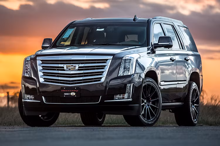 Từng có tin đồn về việc Cadillac sẽ tung ra phiên bản Escalade hiệu suất cao dưới tên Escalade-V hoặc Escalade V-Sport. Xe có thể được trang bị động cơ V8 6.2L siêu nạp của Chevy Corvette Z06 cho công suất 650 mã lực. Tuy nhiên, cho tới nay dự án này vẫn biệt vô âm tín.