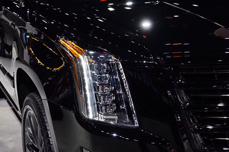 Cả hai đều có những tính năng tiêu chuẩn mặc định, tất nhiên sẽ khác nhau về phần hiệu suất hoạt động. Những tính năng này bao gồm hệ thống treo từ trường Magnetic Ride Control, hệ thống loa Bose 16 loa, cốp điện và trợ giúp đỗ xe tự động Automatic Parking Assist.