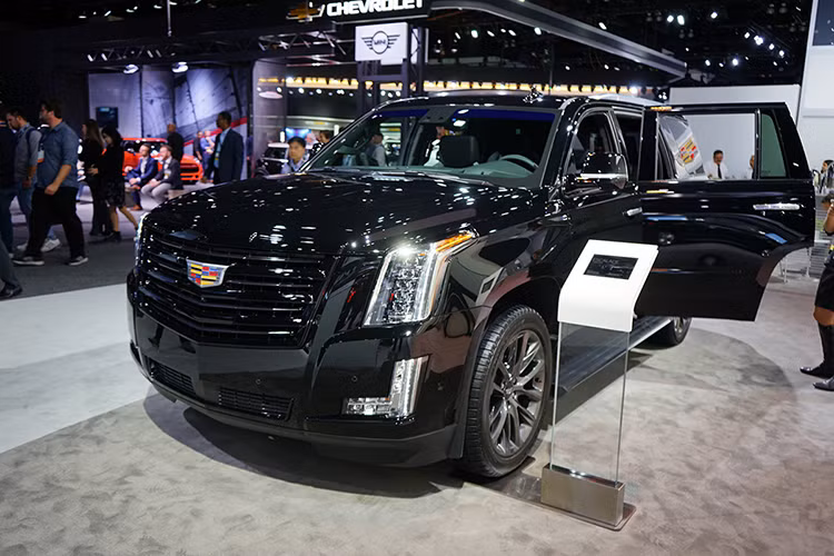 Trên Cadillac Escalade Sport Edition mới, nhiều chi tiết trang trí ngoại thất sơn đen bóng được bố trí quanh xe, cụ thể ở phần lưới tản nhiệt, quanh cửa sổ, hông xe và cả bộ mâm hợp kim 22 inch (kết hợp với màu bạc).