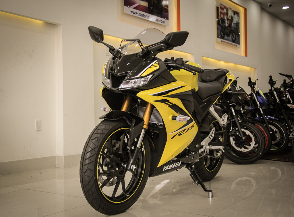 Phiên bản màu tem Yellow Racing của mẫu xe Yamaha YZF-R15 2018 được một đại lý tư nhân tại quận Tân Phú, TP.HCM nhập khẩu từ Indonesia về Việt Nam với mức giá 78 triệu đồng.