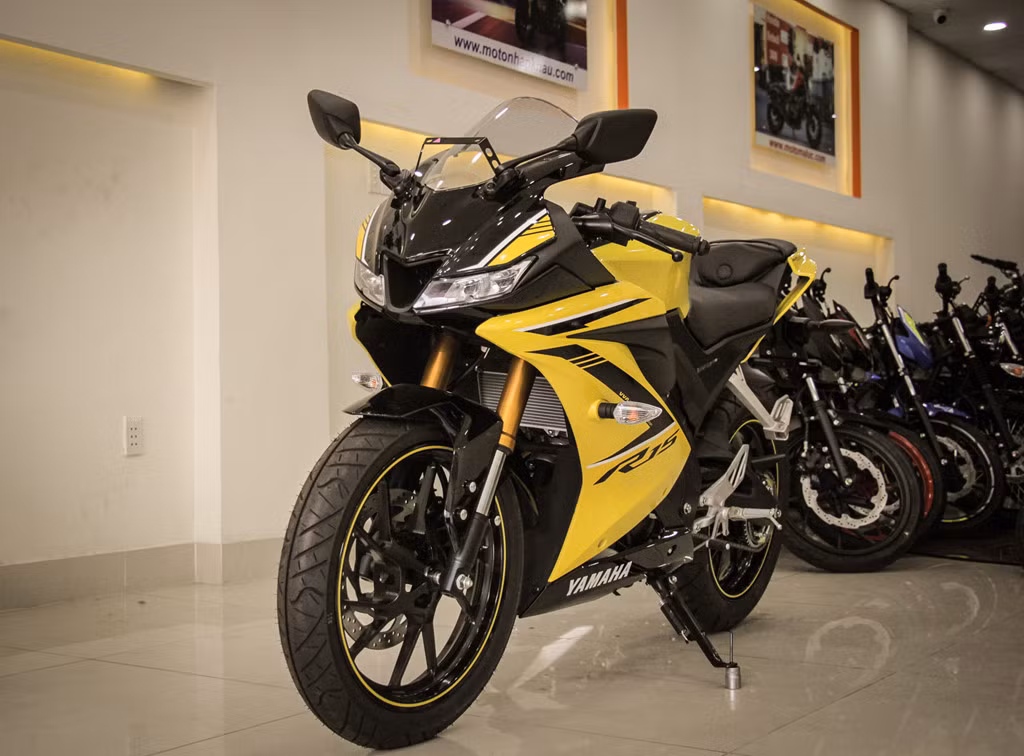 Phiên bản màu tem Yellow Racing của mẫu xe Yamaha YZF-R15 2018 được một đại lý tư nhân tại quận Tân Phú, TP.HCM nhập khẩu từ Indonesia về Việt Nam với mức giá 78 triệu đồng.