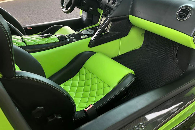 Siêu xe Lamborghini Murcielago LP640 màu xanh cốm vẫn sở hữu khối động cơ V12, dung tích 6.5 lít, sản sinh công suất tối đa 631 mã lực và mô-men xoắn cực đại 660 Nm. Kết hợp cùng hộp số 6 cấp, "siêu bò" này có khả năng tăng tốc từ vị trí xuất phát lên 100 km/h trong thời gian 3,2 giây trước khi đạt tốc độ tối đa 340 km/h.