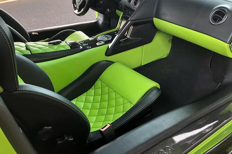 Siêu xe Lamborghini Murcielago LP640 màu xanh cốm vẫn sở hữu khối động cơ V12, dung tích 6.5 lít, sản sinh công suất tối đa 631 mã lực và mô-men xoắn cực đại 660 Nm. Kết hợp cùng hộp số 6 cấp, "siêu bò" này có khả năng tăng tốc từ vị trí xuất phát lên 100 km/h trong thời gian 3,2 giây trước khi đạt tốc độ tối đa 340 km/h.