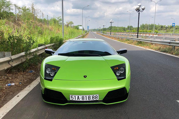 Sau khi về tay của ông chủ công ty nhập khẩu siêu xe quận 5, chiếc siêu xe Lamborghini Murcielago LP640 màu độc này đã được làm đẹp ngoại thất. Cụ thể, 2 bên ốp sườn xe được dán thêm đề-can màu đen bóng để tạo tính tương phản trên bộ áo xanh cốm Verde Ithaca độc nhất Việt Nam.