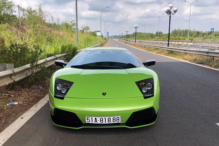 Sau khi về tay của ông chủ công ty nhập khẩu siêu xe quận 5, chiếc siêu xe Lamborghini Murcielago LP640 màu độc này đã được làm đẹp ngoại thất. Cụ thể, 2 bên ốp sườn xe được dán thêm đề-can màu đen bóng để tạo tính tương phản trên bộ áo xanh cốm Verde Ithaca độc nhất Việt Nam.