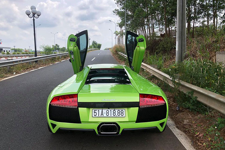 Chưa hết, bộ mâm 5 chấu kép sơn màu bạc của chiếc siêu xe Lamborghini Murcielago LP640 mang màu xanh Verde Ithaca đã được hoàn thành với gam màu đen để tạo điểm nhấn. Những chi tiết trang trí mới trên siêu xe Lamborghini Murcielago LP640 màu xanh Verde Ithaca độc nhất vô nhị tại Việt Nam đã giúp xe có ngoại thất ấn tượng hơn.