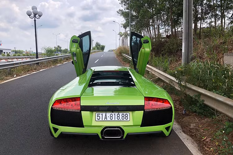 Chưa hết, bộ mâm 5 chấu kép sơn màu bạc của chiếc siêu xe Lamborghini Murcielago LP640 mang màu xanh Verde Ithaca đã được hoàn thành với gam màu đen để tạo điểm nhấn. Những chi tiết trang trí mới trên siêu xe Lamborghini Murcielago LP640 màu xanh Verde Ithaca độc nhất vô nhị tại Việt Nam đã giúp xe có ngoại thất ấn tượng hơn.