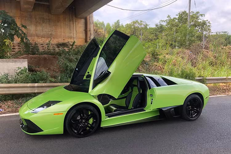 Vẫn chưa rõ ông chủ công ty nhập khẩu siêu xe quận 5 này đã bỏ ra bao nhiêu tiền để rước về garage chiếc siêu xe Lamborghini Murcielago LP640 màu xanh cốm, chỉ biết rằng, trước đó, siêu thị ôtô Hà Nội đã rao bán giá xe Lamborghini Murcielago LP640 này với mức giá 9,8 tỷ đồng.