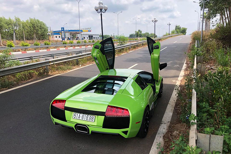 Ngoài bộ áo xanh cốm đầy nổi bật, chiếc siêu xe Lamborghini Murcielago LP640 này còn có điểm nhấn khác chính là biển kiểm soát với 3 con số cuối mang ý nghĩa tam hoa. Nếu dịch luôn 5 dãy số 818.88 của xe, biển này còn mang hàm ý "phát nhất tam phát".