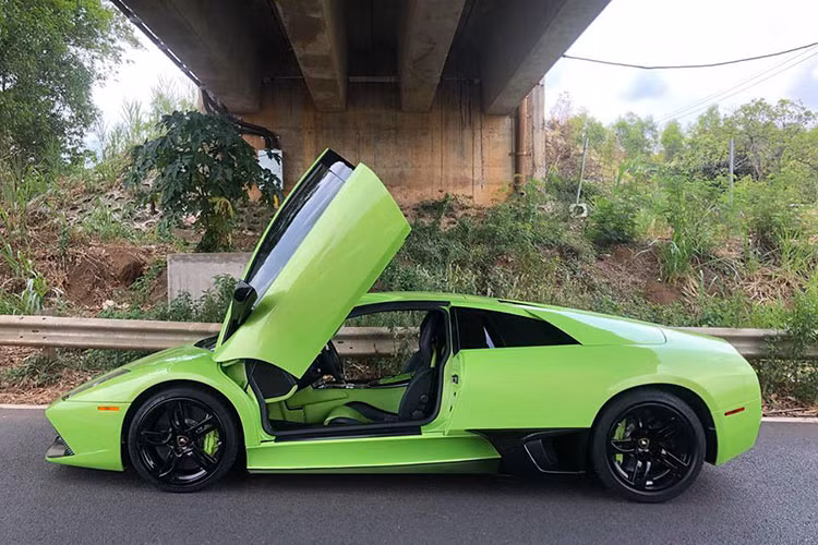 Được biết, ông chủ của chiếc siêu xe Lamborghini Murcielago LP640 màu xanh Verde Ithaca có một không hai ở dải đất hình chữ S không phải ai xa lạ, chính là người đã mua lại siêu xe Lamborghini Aventador LP750-4 SV của đại gia siêu xe Minh Nhựa. 