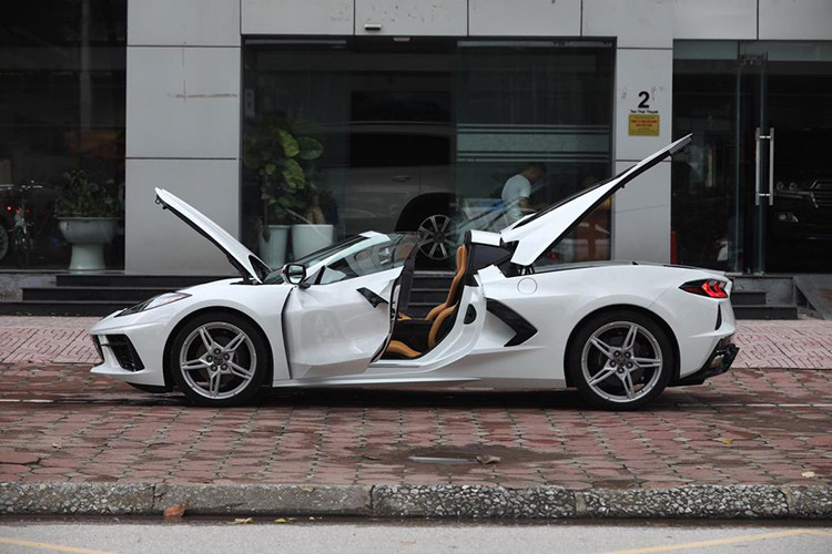 Theo tìm hiểu, chủ sở hữu chiếc Corvette C8 đầu tiên tại Việt Nam là một tay chơi xe khét tiếng khu vực miền Tây Nam Bộ với garage toàn các xế khủng như Ford Mustang mui trần, BMW i8 hay Audi TT. Xe được nhập khẩu về nước theo đơn đặt hàng của vị đại gia Cần Thơ, thông qua một công ty tư nhân ở Hà Nội.
