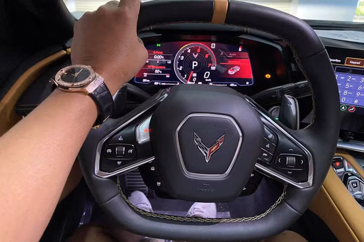 Chevrolet Corvette C8 thế hệ mới vẫn sở hữu kiểu mui cứng tháo lắp bằng tay. Phía sau khoang lái của những chiếc Chevrolet Corvette thế hệ thứ 8 là khối động cơ V8, hút khí tự nhiên LT2, dung tích 6.2 lít, có khả năng sản sinh công suất tối đa 490 mã lực và đạt mô-men xoắn cực đại lên đến 630 Nm.