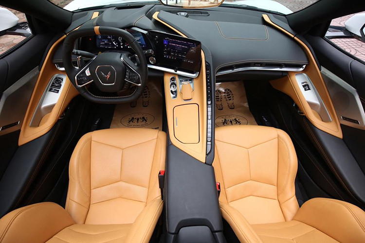 Được lấy cảm hứng từ các dòng máy bay chiến đấu Lockheed Martin F22/F35 và mang phong cách của xe đua Công Thức 1, ngoại hình của Corvette C8 thế hệ mới giờ đây vừa gợi cảm, lại vừa mềm mại, đây là những đặc điểm chúng ta thường thấy trên các siêu xe đắt tiền của các thương hiệu như Ferrari và McLaren.