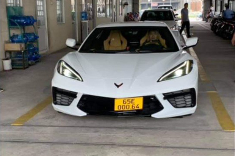 Nhiều người tỏ ra bất ngờ bởi vì biển số màu vàng chữ đen sẽ khiến một chiếc xe tuyệt vời như Chevrolet Corvette C8 bị "kém sang", nhưng chủ xe không hề quan tâm tới điều đó, biển số xe của Corvette C8 đầu tiên về Việt Nam cũng không có gì đặc biệt.