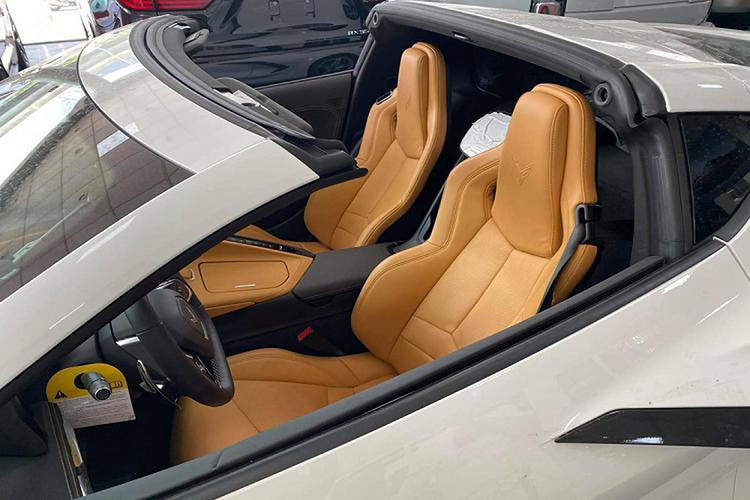 Chevrolet Corvette C8 đầu tiên về Việt Nam mang ngoại thất màu trắng với nội thất màu da bò kết hợp cùng nhiều chi tiết màu đen ở bảng táp-lô cũng như viền ghế. Màn hình giải trí của xe có kích thước 12 inch với giao diện hiện đại và hỗ trợ đầy đủ các kết nối thông dụng hiện nay, bao gồm cả ra lệnh bằng giọng nói. Dàn âm thanh Bose với 10 loa là tiêu chuẩn, có thể nâng cấp lên loại 14 loa với chức năng tạo âm vòm.