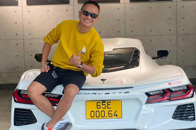 Được biết, chủ nhân chiếc Chevrolet Corvette C8 2020 mới đầu tiên tại Việt Nam có kinh doanh trong lĩnh vực vận tải vì vậy người này đã quyết định lắp biển dịch vụ cho chiếc xe thể thao mui trần đắt đỏ của mình. 