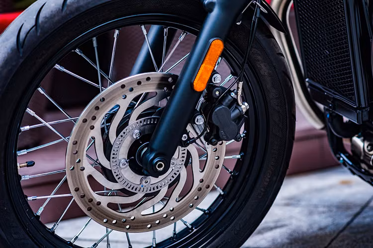 Thay vì sử dụng cỡ vành 18 inch như "đàn anh" Bonneville T120, bánh căm phía trước của Bonneville Bobber đã nâng đường kính lên 1 inch, đi kèm lốp trước cỡ 100/90/19. Một điểm "cải lùi" của phiên bản Bobber đó là hệ thống phanh trước sử dụng đĩa đơn thay vì đĩa kép như Bonneville T120, do chiếc xe được sinh ra không nhằm để hướng tới tốc độ.