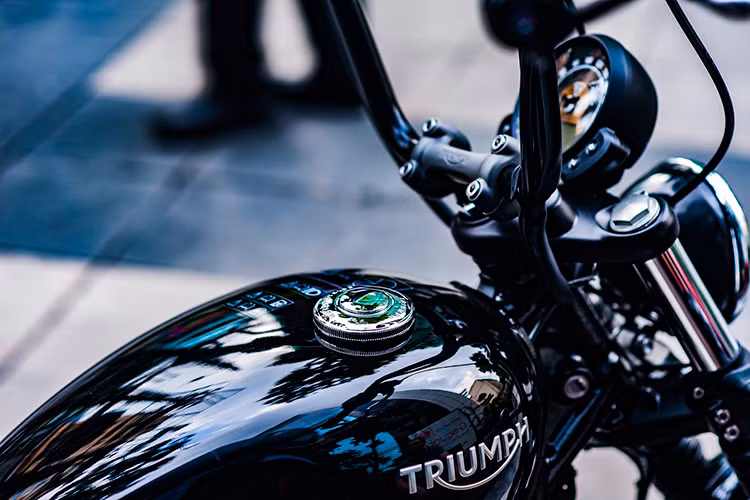 So với các dòng cruiser từ những hãng đối thủ, Bonneville Bobber trông thanh lịch và gọn gàng hơn nhiều. Xe có chiều dài cơ sở 1510 mm, rộng 800 mm và cao 1025 mm, gương chiếu hậu gắn bên gù tương tự phiên bản tiêu chuẩn. Tuy nhiên với trọng lượng 228 kg, chiếc xe vẫn tương đối nặng. Dung tích bình xăng của Bonneville Bobber là 9,1 lít.