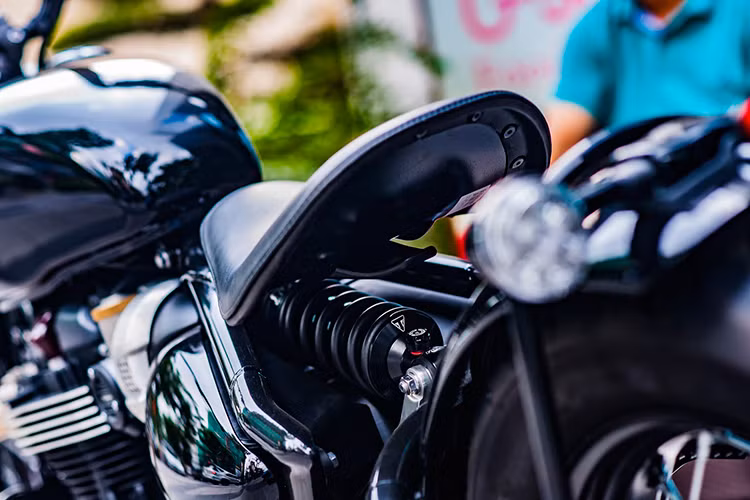 Mặc dù được phát triển dựa trên dòng xe trứ danh Bonneville nhưng phần khung sau Bobber đã được thay đổi mang hình dáng của các dòng Bobber Hardtail (khung cứng), giảm xóc sau của xe cũng được hãng xe Anh quốc khéo léo đặt dưới yên đơn với da bọc cao cấp trên đế đỡ bằng hợp kim nhôm tiện liền khối, ngay sau bình xăng dáng "hạt đậu" đặc trưng.