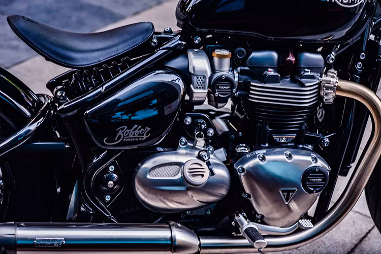 Nằm bên dưới bình xăng của Bonneville Bobber là động cơ 8 van làm mát bằng nước 1200 cc SOHC của Bonneville T120 thế hệ mới, nhưng được Triumph cân chỉnh lại để có mô-men xoắn lớn hơn ở vòng tua thấp. Cụ thể hơn, động cơ này đạt công suất tối đa 76 mã lực tại vòng tua 6100 rpm và mô-men xoắn cực đại lên tới 106 Nm đạt được chỉ ở 4000 rpm.