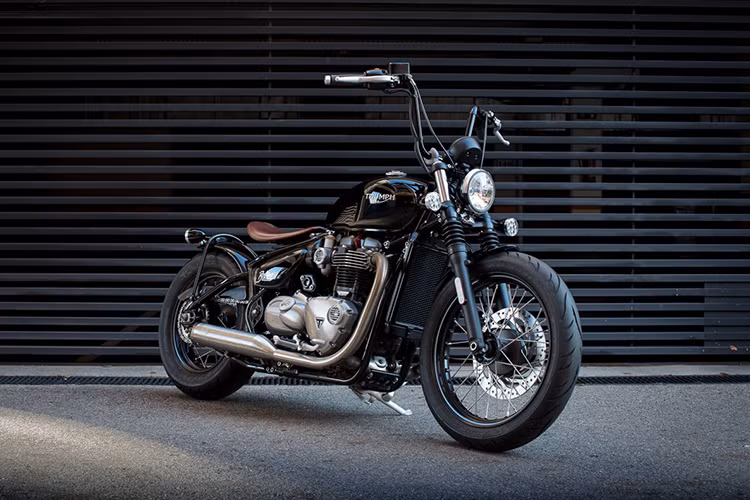 Tại thị trường "quê nhà" Anh Quốc, Triumph Bonneville Bobber có giá khởi điểm từ 10.625 Bảng (tương đương 303 triệu đồng). Chiếc Bonneville Bobber đầu tiên về tới thị trường Việt Nam được nhập bởi một showroom môtô tư nhân tại Hà Nội, có giá dự kiến sau khi tính đủ thuế và các chi phí khác là 24,5000 USD (khoảng gần 600 triệu đồng).