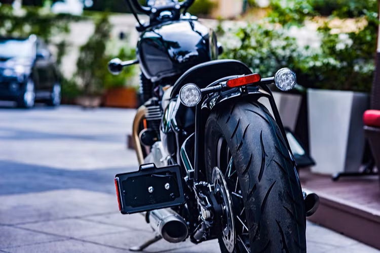 Là một mẫu bobber sản xuất hàng loạt, chiếc xe có dè sau dài, chống bắn bùn kèm theo cụm đèn hậu và pát biển số được đặt cuối dè, đủ tiêu chuẩn lưu thông ở bất kỳ quốc gia nào. Cả dè trước và sau của Bonneville Bobber đều làm từ thép không rỉ với gân nổi chạy dọc đậm chất cổ điển, đèn hậu và xi nhan sau dạng led thiết kế đậm cá tính. Cặp ống xả thiết kế ngắn và được cắt vát đuôi kèm pad biển số gập đầy phong cách. 