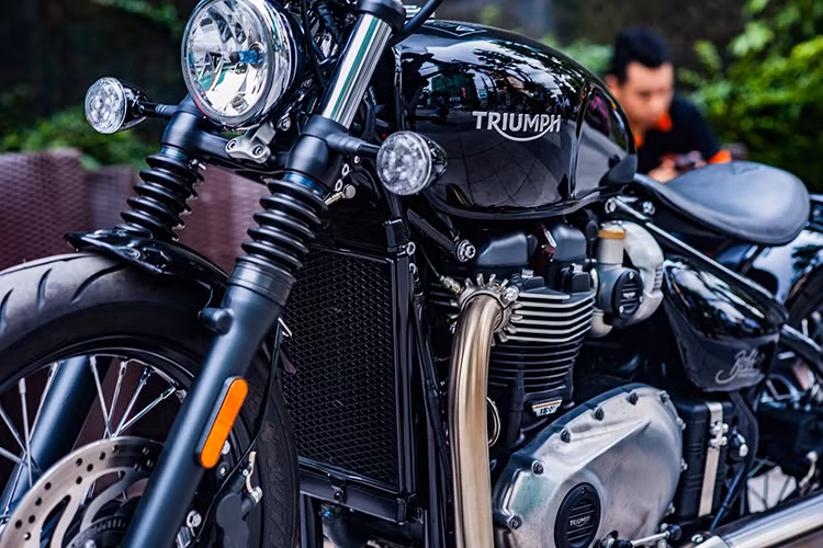 Có thể nói, Triumph Bonneville Bobber là mảnh ghép hoàn thiện bộ 3 phong cách cổ điển từng là trào lưu và phát triển đến tầm văn hóa trong giới chơi xe ở thế kỉ 20. Và tại Việt Nam, chiếc Bobber 2017 sở hữu tay lái cao dạng chopper và màu độc này được xem là hàng hiếm hiện nay.