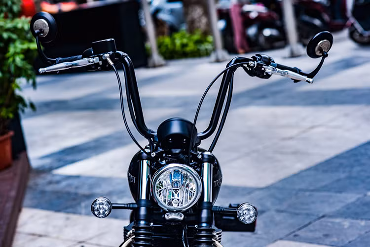 So với toàn bộ các dòng Bonneville khác, phiên bản Bobber nổi bật với kiểu dáng của một chiếc cruiser theo phong cách bobber cá tính và "ngang tàng" hơn, nhưng vẫn giữ lại những nét cổ điển đậm chất "quý tộc" Anh. Ở phía trước, chiếc xe vẫn sử dụng đèn pha chóa tròn, nằm hai bên là các đèn xi-nhan nhỏ và đặc biệt là tay lái cao khá giống với một số mẫu xe môtô Harley-Davidson độ dáng chopper.