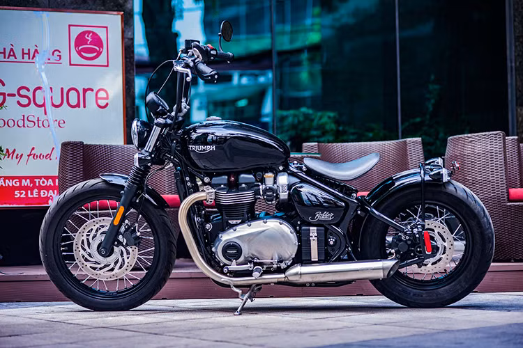 Là thành viên mới nhất thuộc "gia đình" môtô hoài cổ Bonneville đến từ hãng xe Anh quốc, mẫu xe môtô Triumph Bonneville Bobber được ra mắt lần đầu tại triển lãm EICMA 2016 vào tháng 11 năm ngoái. Mới đây, chiếc Bonneville Bobber phiên bản tay lái cao kiểu chopper đã vừa "đặt chân" tới một đại lý chuyên nhập khẩu xe môtô PKL tại Hà Nội.