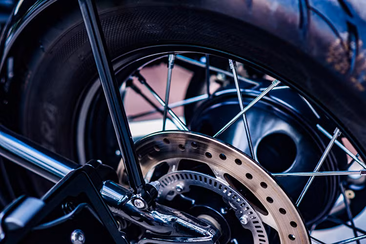 Trong khi có bánh trước có đường kính vành tăng 1 inch so với Bonneville T120 thì ở phía sau, Bonneville Bobber lại giảm 1 inch, chỉ còn 15 inch để tạo dáng bobber. Lốp sau dùng bản 150/80/16 và cả 2 lốp xe đều là loại Avon Cobra cao cấp. Hệ thống phanh sau cũng dạng đĩa đơn (cả hai phanh trước sau đều được trang bị hệ thống chống bó cứng ABS).